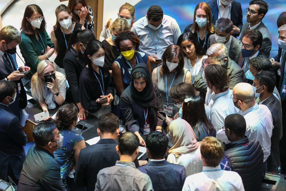 Delegates huddle during the contact group on the Global Stocktake