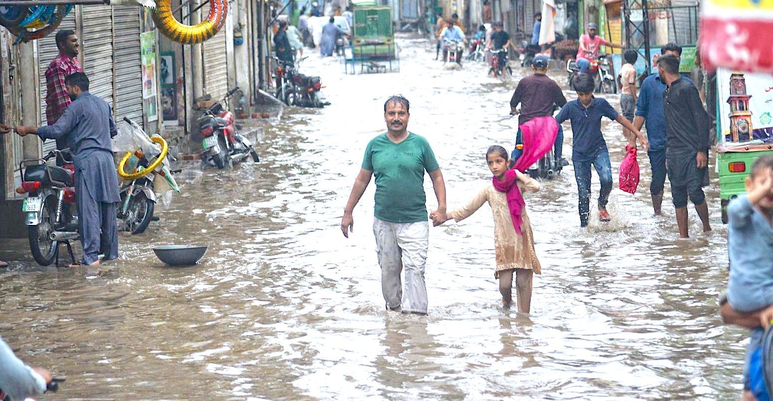 Flooded road at Badami Bagh vegetable market after heavy monsoon in Lahore, Pakistan, 14 July 2022. Credit: REUTERS / Alamy Stock Photo.