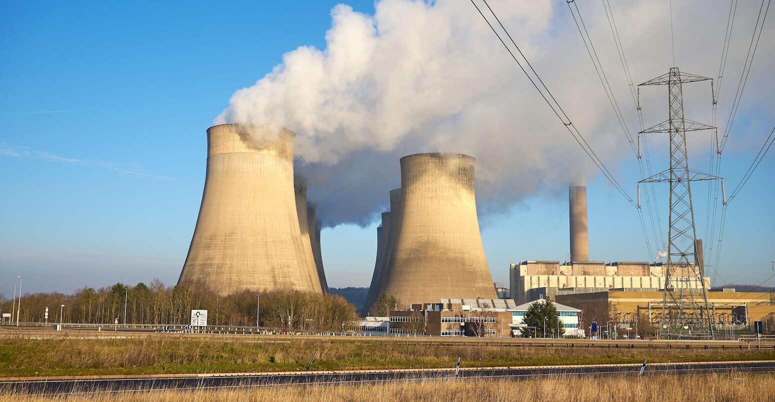 Steam rising from cooling towers at Ratcliffe on Soar power station, Nottinghamshire. Credit: Simon Annable / Alamy Stock Photo