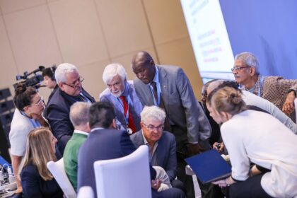 IPCC chair Jim Skea and IPCC vice-chairs Ramón Pichs-Madruga and Ladislaus Chang’a consult with WG II co-chairs and vice-chairs on 28 February 2025.