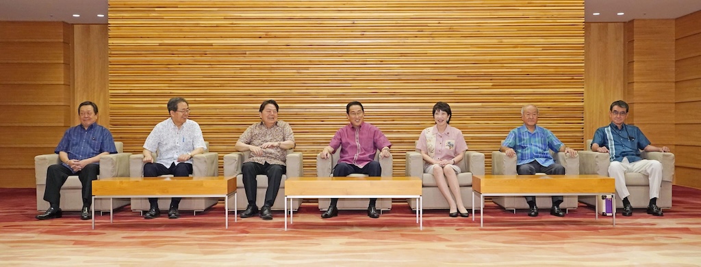 Japanese prime minister Fumio Kishida (centre) and other ministers in 2023 wearing "kariyushi" summer shirts to promote the annual "Cool Biz" light clothing campaign.