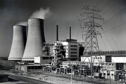 Calder Hall, Cumberland, England, the world’s first full scale nuclear power station, 1976. Photograph UK Atomic Energy Authority. Credit: Photo 12 / Alamy Stock Photo. Image ID: TXGY36.