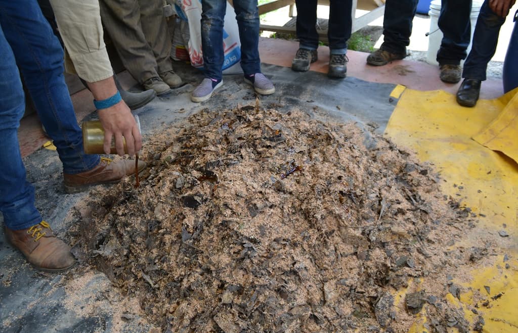 People from Ricardo’s cooperative making organic fertiliser with mountain microorganisms.