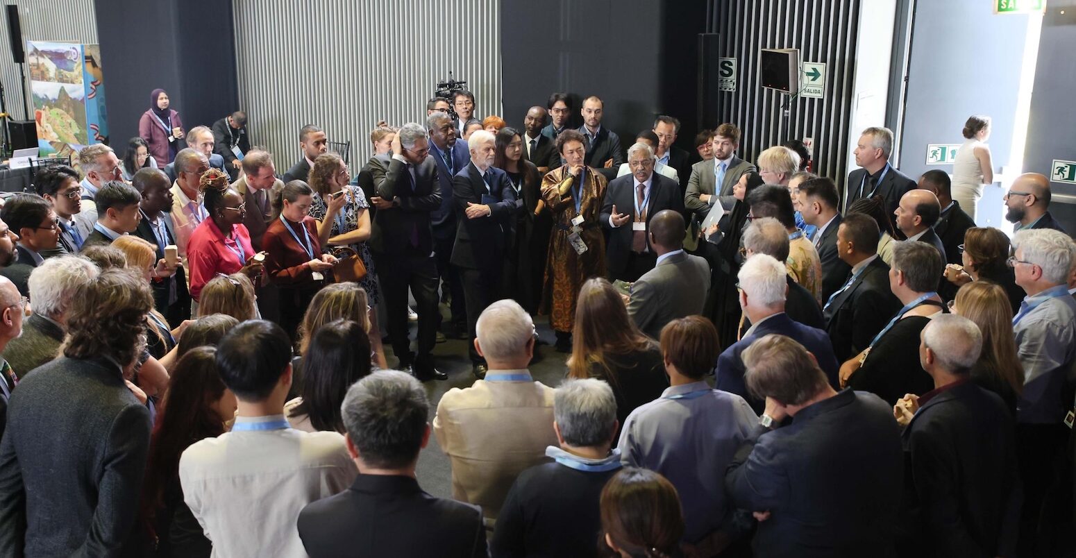 Delegates huddle to discuss the methodology report on CDR and CCUS at IPCC-63.