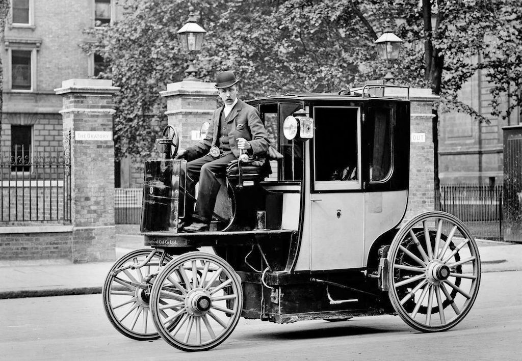 An electric motor cab in about 1897 outside Brompton Oratory, London.